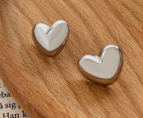 Nerūdijančio plieno auskarai Love ( sidabro spalvos) 